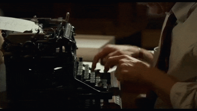Dalton Trumbo tape à la machine à écrire